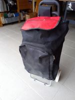 Chariot de courses avec sac rouge et noir