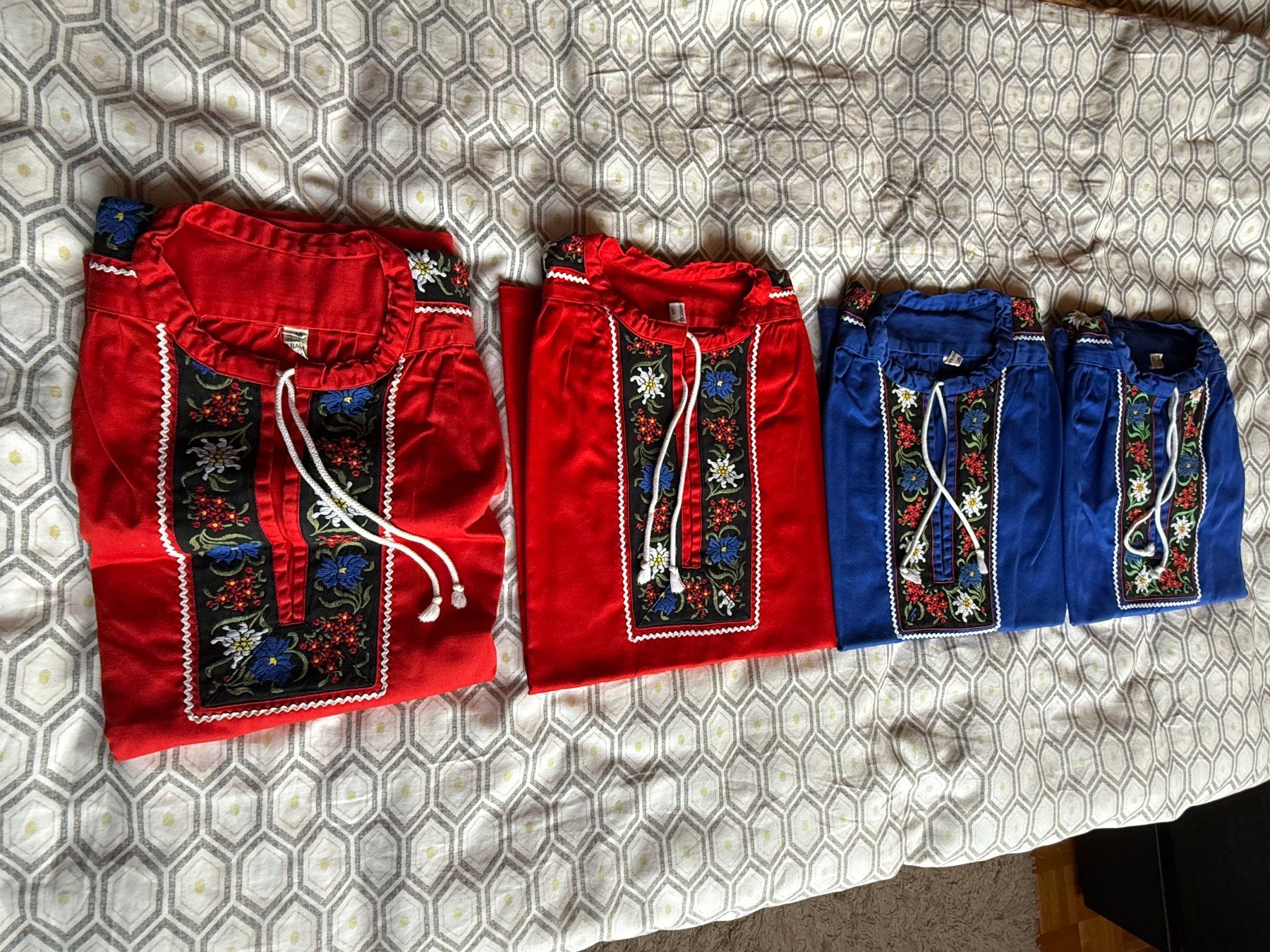 Camicie: Senne-Chutteli Blau und rot – Usato da Hasliberg Wasserwendi venduto da Hans365