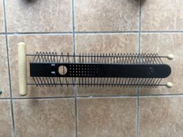 Scaffale per CD in metallo nero con base in legno 
