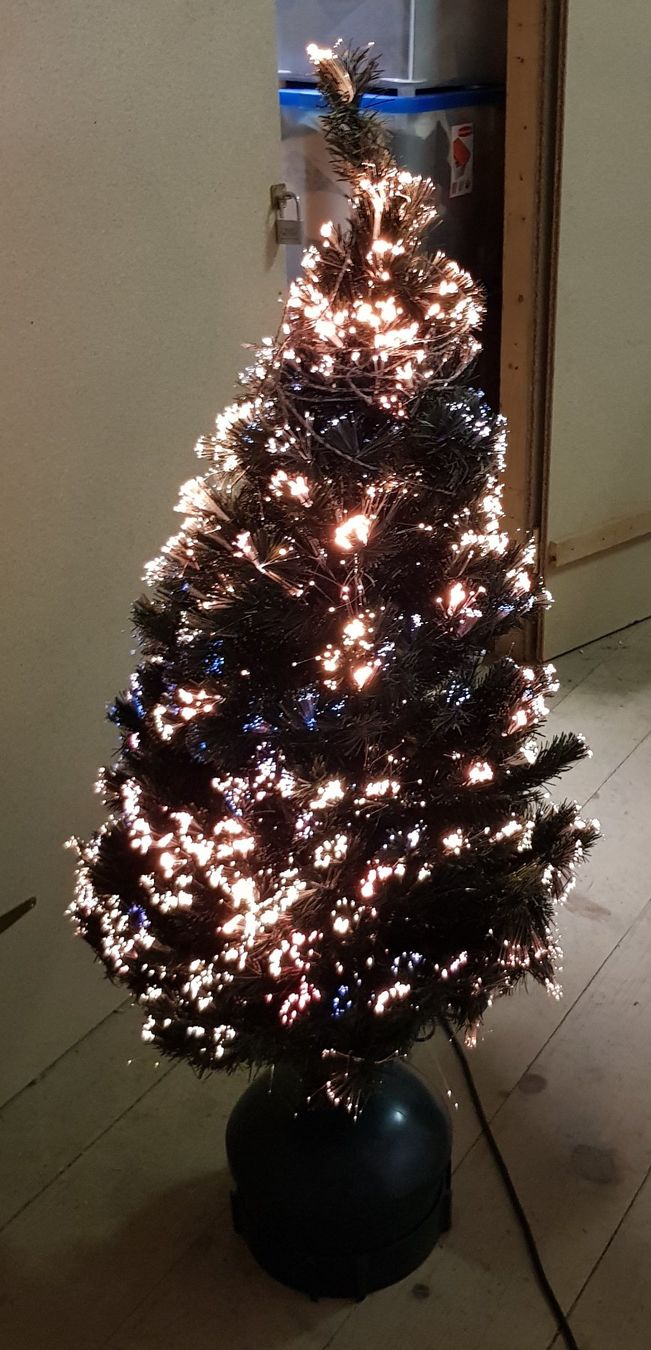 Alle Dekorationen: Weihnachtsbaum mit Farbwechsel, ca. 150 cm hoch, Top! – Gebraucht aus Kirchberg SG von Bibsli