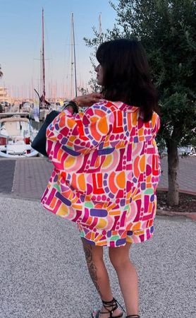 Elise Chalmin chemise oversize + short colorés / graphiques