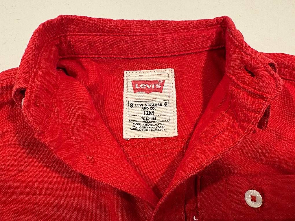 Hemden, T-Shirts & Polos: Rotes Hemd Levis Grösse 80 – Gebraucht aus Felsberg von Riggel 1
