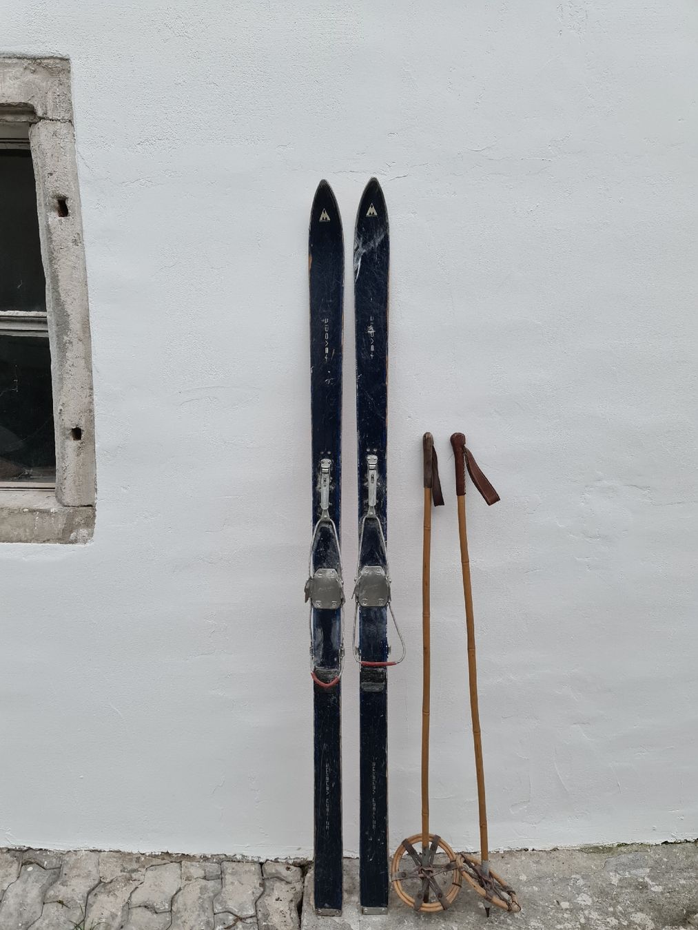 Skis: Antike Ski mit Stöcken – Gebraucht aus Uster von Cruleye