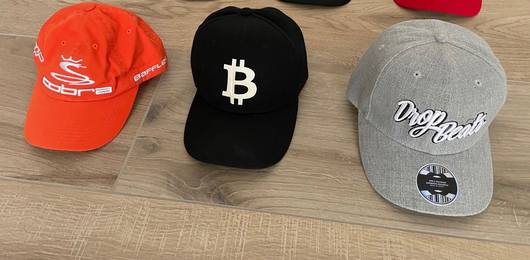 Copricapi, berretti & cappellini: Sammlung von Caps Kappen Sonnenhüte Baseballcap – Nuovo (secondo la descrizione) da Klingnau venduto da Quasimondo