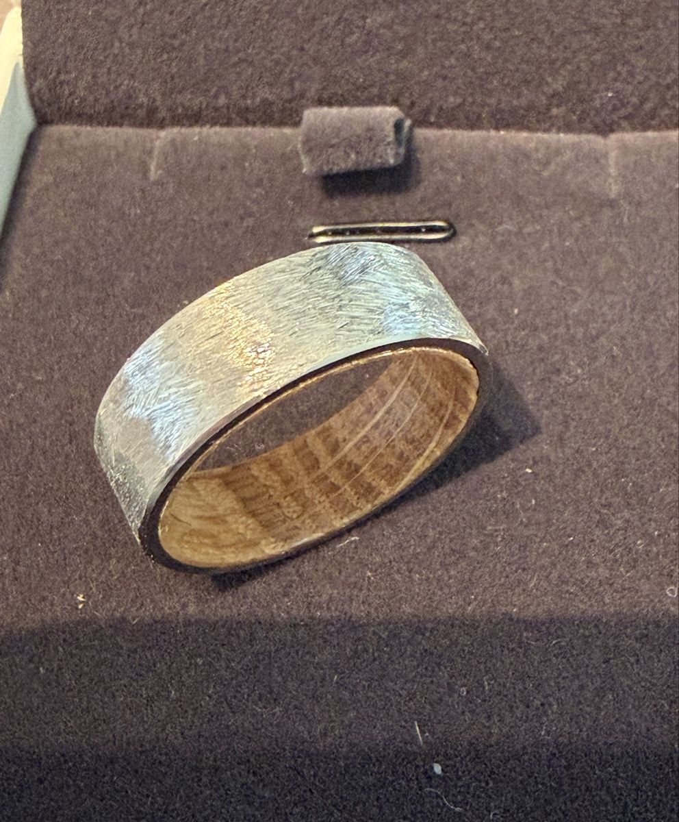 Bagues: Ring aus Stahl mit Eichenholz – Neuf (Voir description) à Embrach par uclapanda 2