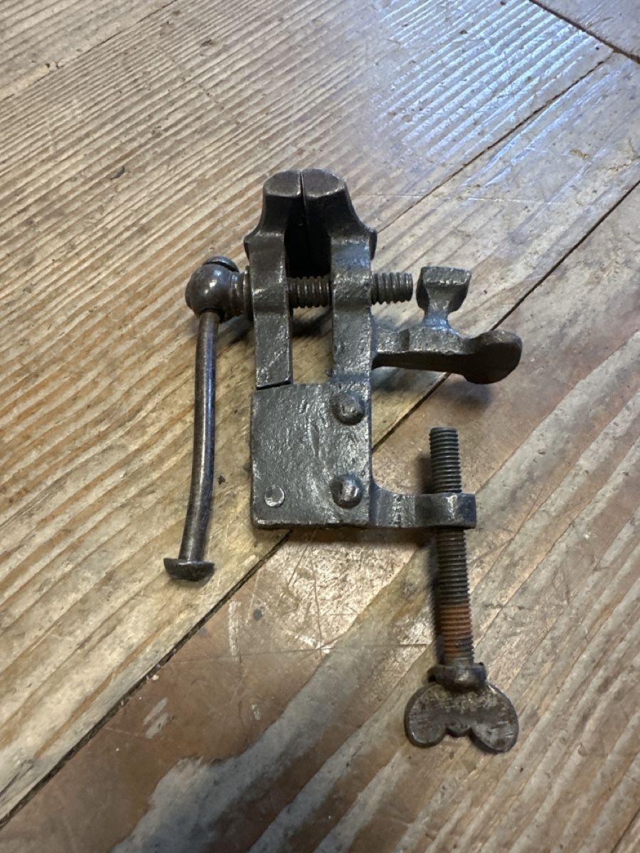 Tous les outils: Antiker Mini Schraubstock Gusseisen – D'occasion à Baar par Hillsboro 3