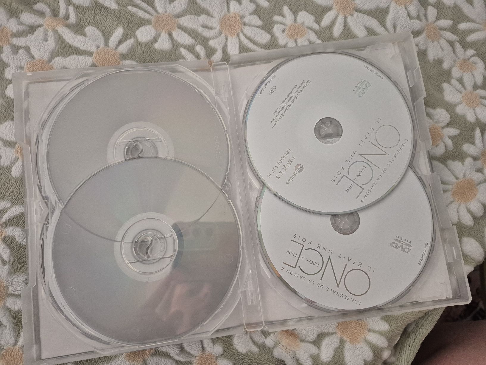 Tous les DVDs: ONCE UPON A TIME - saison 4 (FR/EN) – D'occasion à Riaz par Murielbhs 2