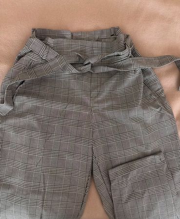 Pantalon Zara à carreaux taille haute avec ceinture