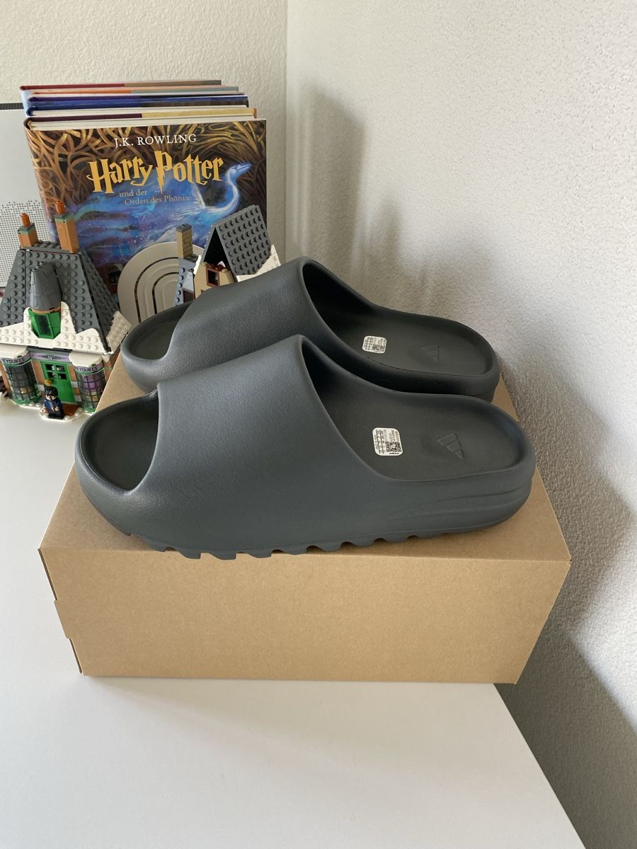 Adidas Herrenschuhe: Adidas Yeezy Slide Dark Onyx Gr. 48.5 – Neu und originalverpackt aus Freidorf TG von kickznlacez 2