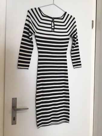 Schwarz/Weiss gestreiftes Strickkleid Grösse S