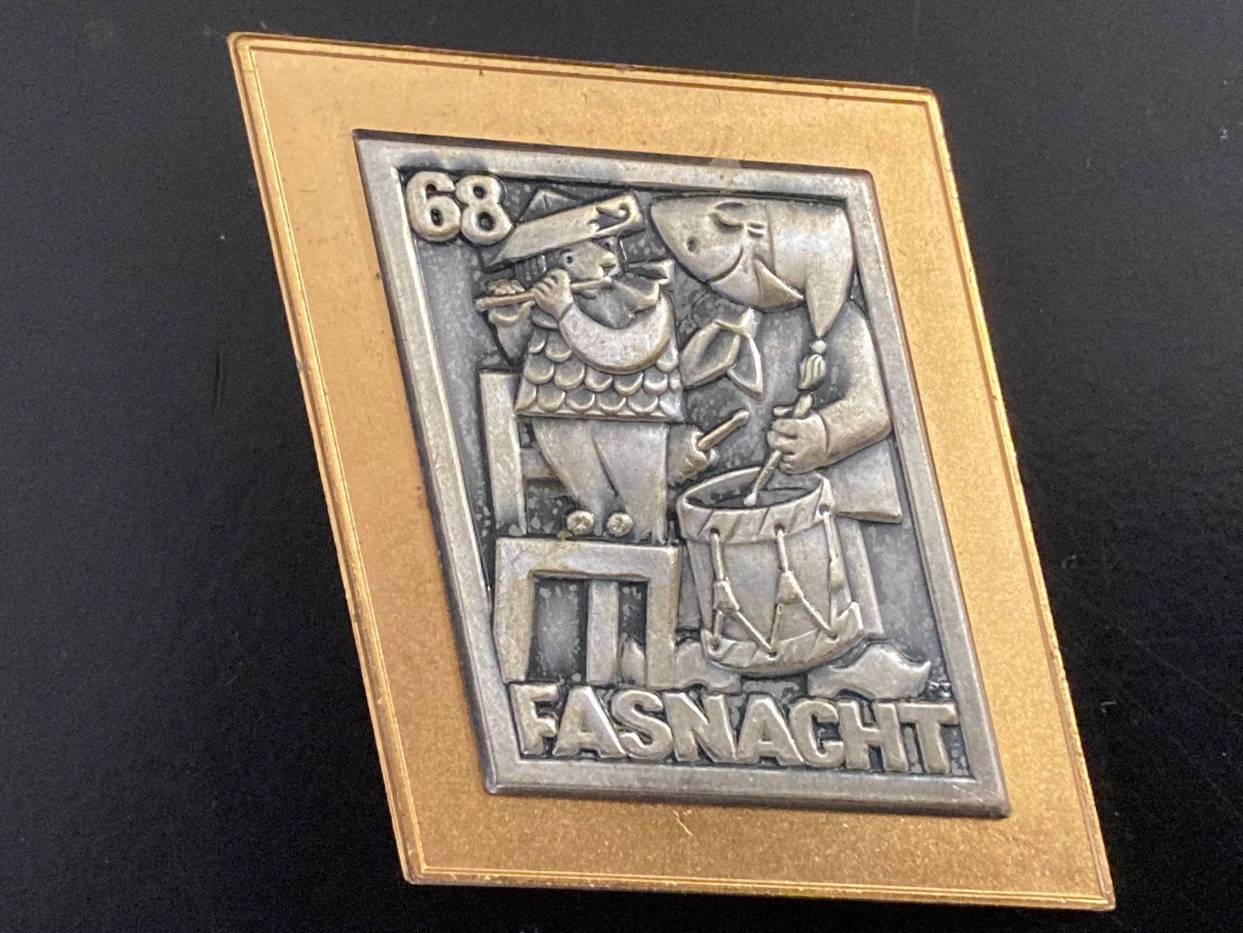 Placchette & Badge: Basler Gold-Fasnachtsplakette 1968 – Usato da Riehen venduto da freestyle_buttons