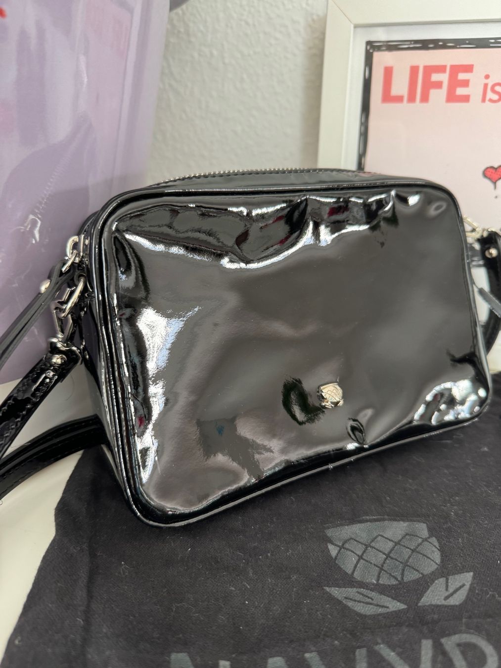 Navyboot Borse: NAVYBOOT Camera Bag Lackleder schwarz Crossbody NEU – Nuovo e nell'imballaggio originale da Zuerich venduto da Moochie