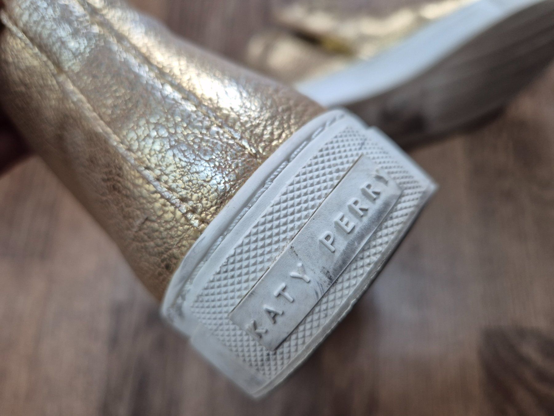 Scarpe da donna: Katy Perry gold sneakers – Usato da Zürich venduto da monadiederich 3