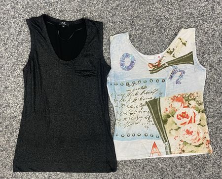 2 Damen Tops Grösse M/L bedruckt und uni schwarz