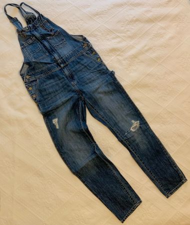 Latzhose für Damen aus Jeansstoff, Gr. 34