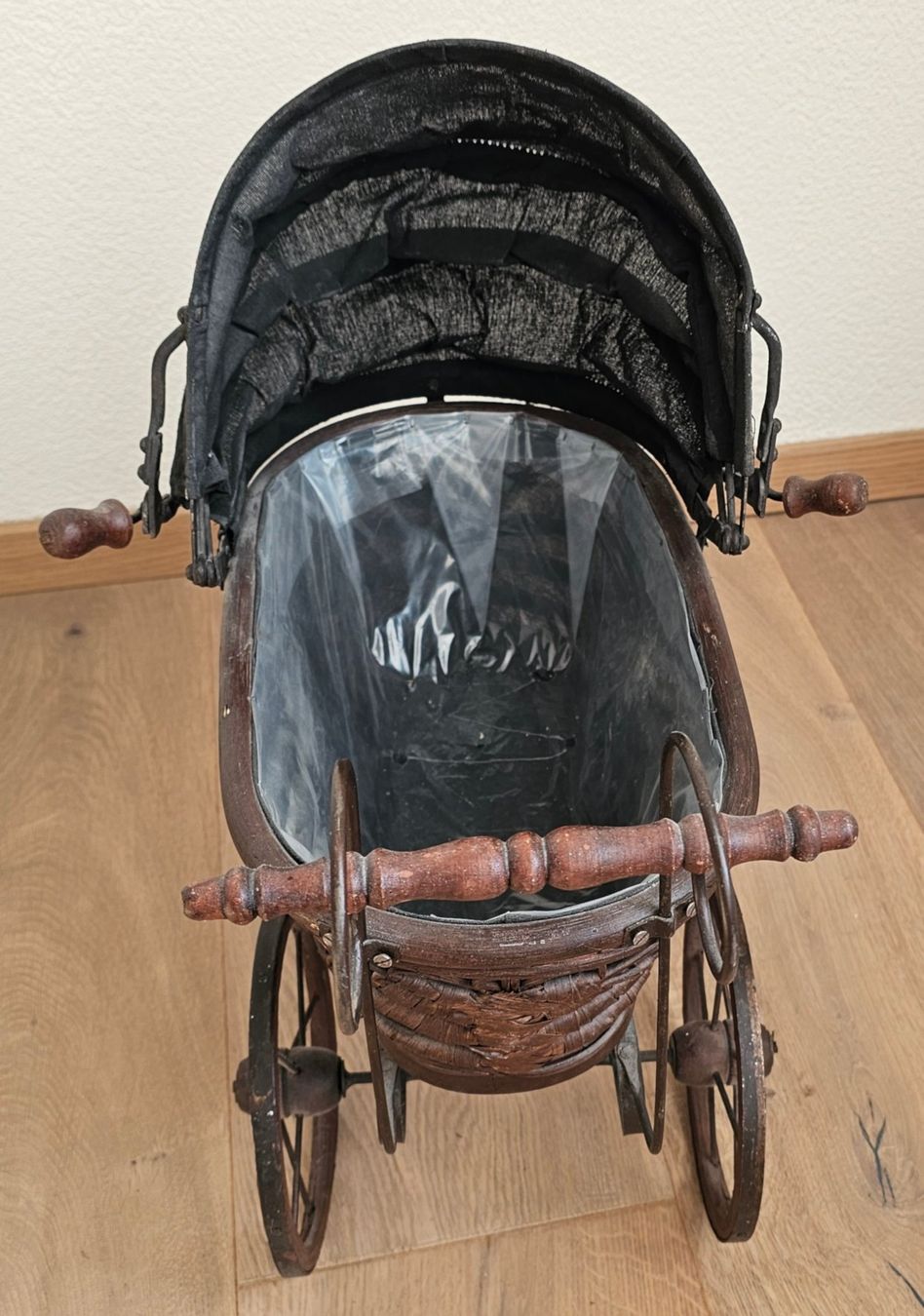 Carrozzine per bambole: Kinderwagen / Puppenwagen antik – Usato da Walenstadt venduto da pedroju-1 3