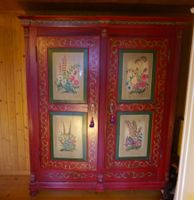 Einzigartig bemalter, roter Bauernschrank