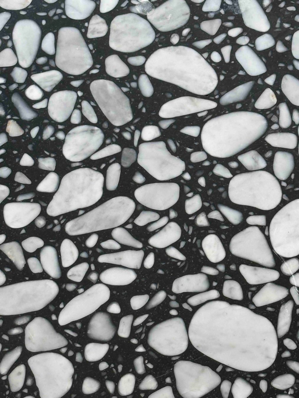 Tavoli: Moderner Design-Couchtisch mit Terrazzo-Platte – Usato da Zürich venduto da ele_nd88