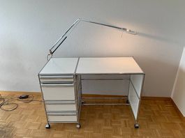 Schreibtisch USM, 4 Schubladen, inkl. Lifto Leuchte