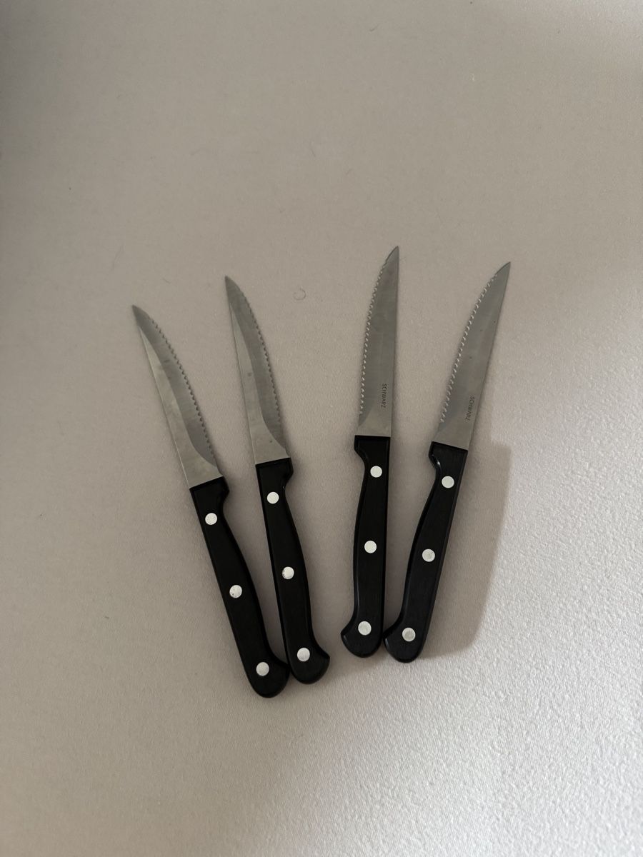 Coltelli da cucina: 4 Steakmesser "SCHWARZ" mit Wellenschliff! – Usato da Zermatt venduto da Oli4.c