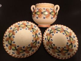 Keramikteller mit kleiner Vase
