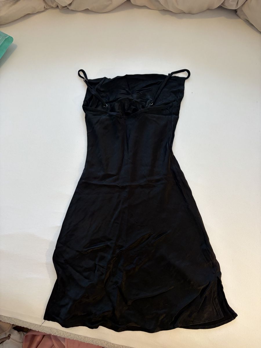 Bershka Kleider: Robe courte noire satin – Neu (gemäss Beschreibung) aus Pully von ari_78pk 1
