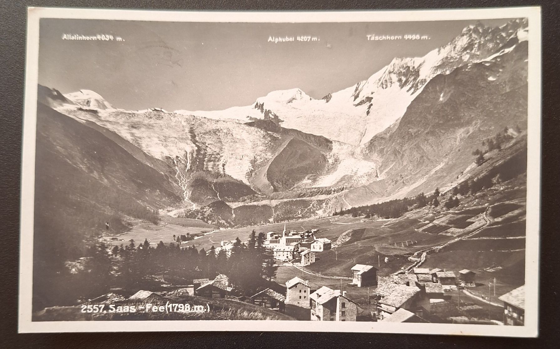 Cartoline postali: Ansichtskarte Saas-Fee mit Bergen, datiert 1929 – Usato da Siebnen venduto da Leissav