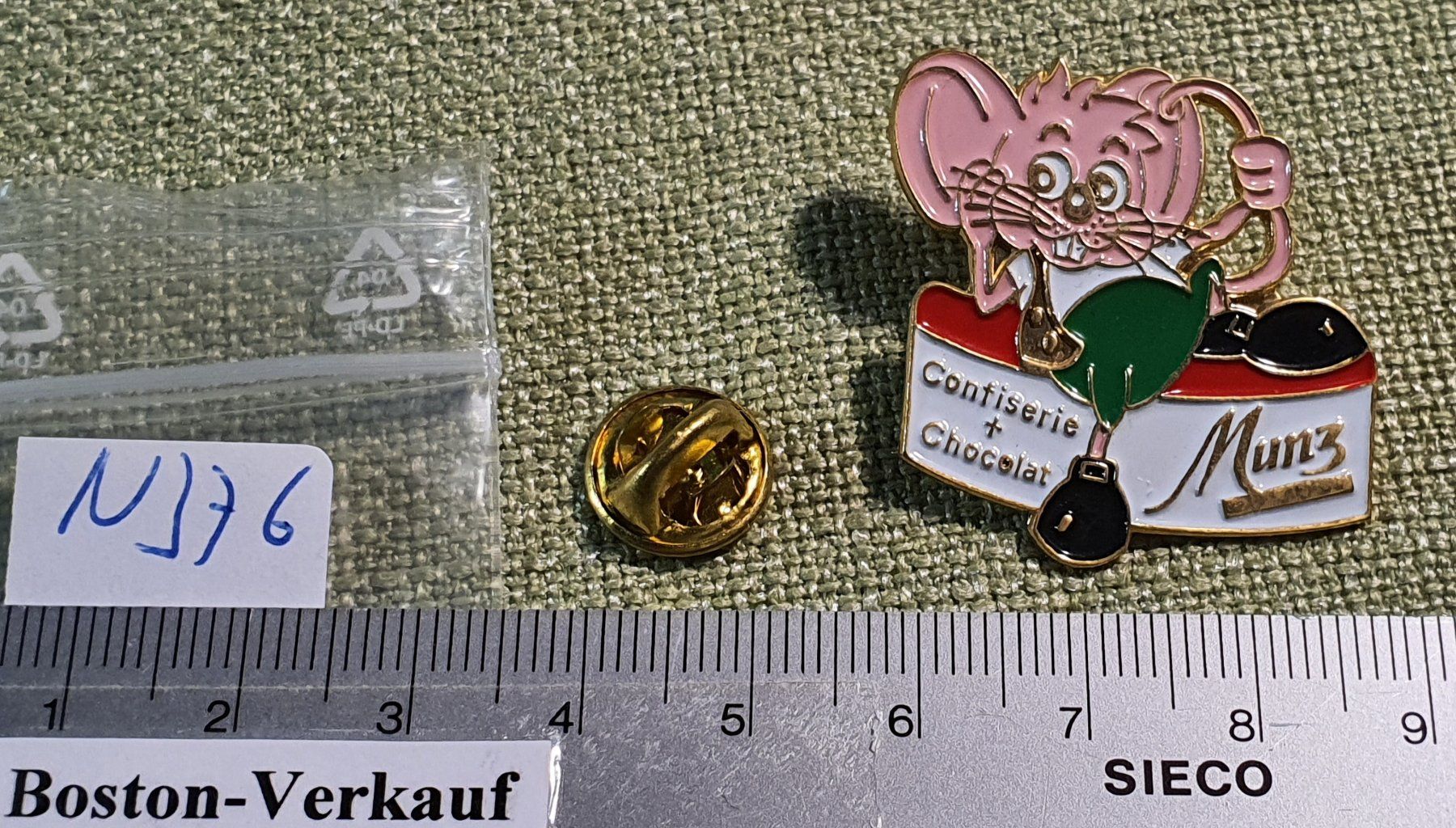 Placchette & Badge: N376 - Pin Munz Maus - Confiserie & Chocolat – Usato da Reinach BL venduto da Boston-Verkauf 1