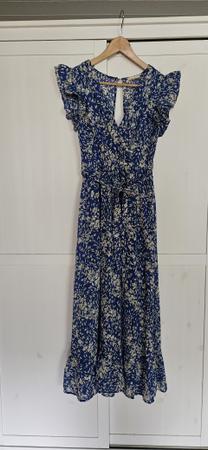 gemustertes Sommerkleid mit raffiniertem Rücken