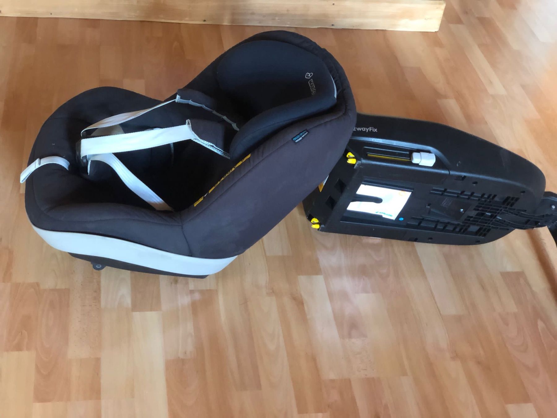 Maxi-Cosi Seggiolini per auto: Kinder-Autositz "Maxi Cosi" 0-15 Monate mit Fixierstation – Usato da Röschenz venduto da Tashroal 6