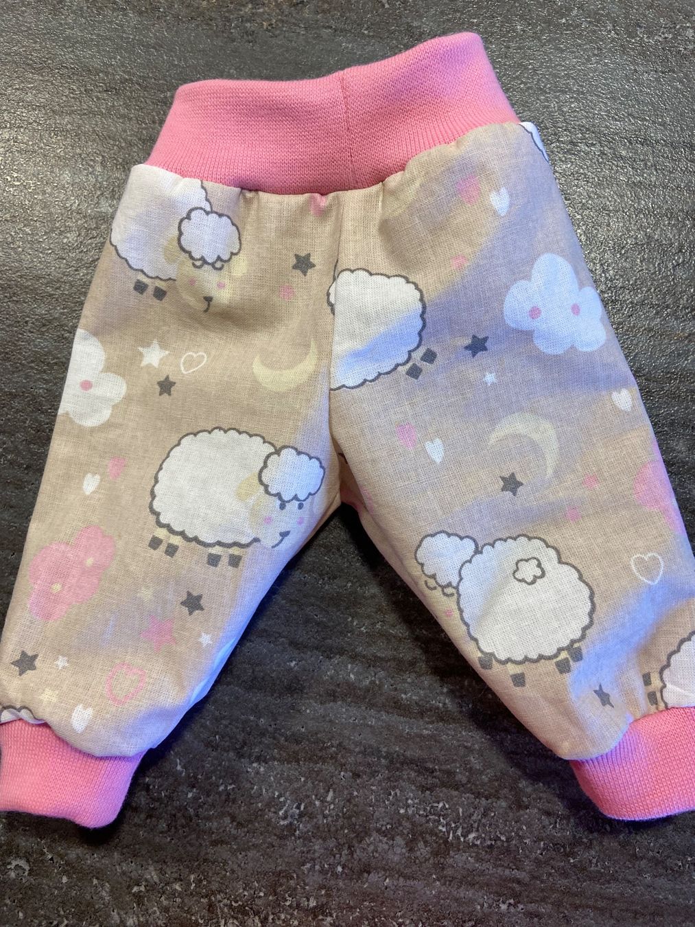 Poupées: Puppenhose mit süssen Schäfchen, Gr. 40/43 cm. – Neuf avec emballage d'origine à Grosshöchstetten par Maschenshop 1