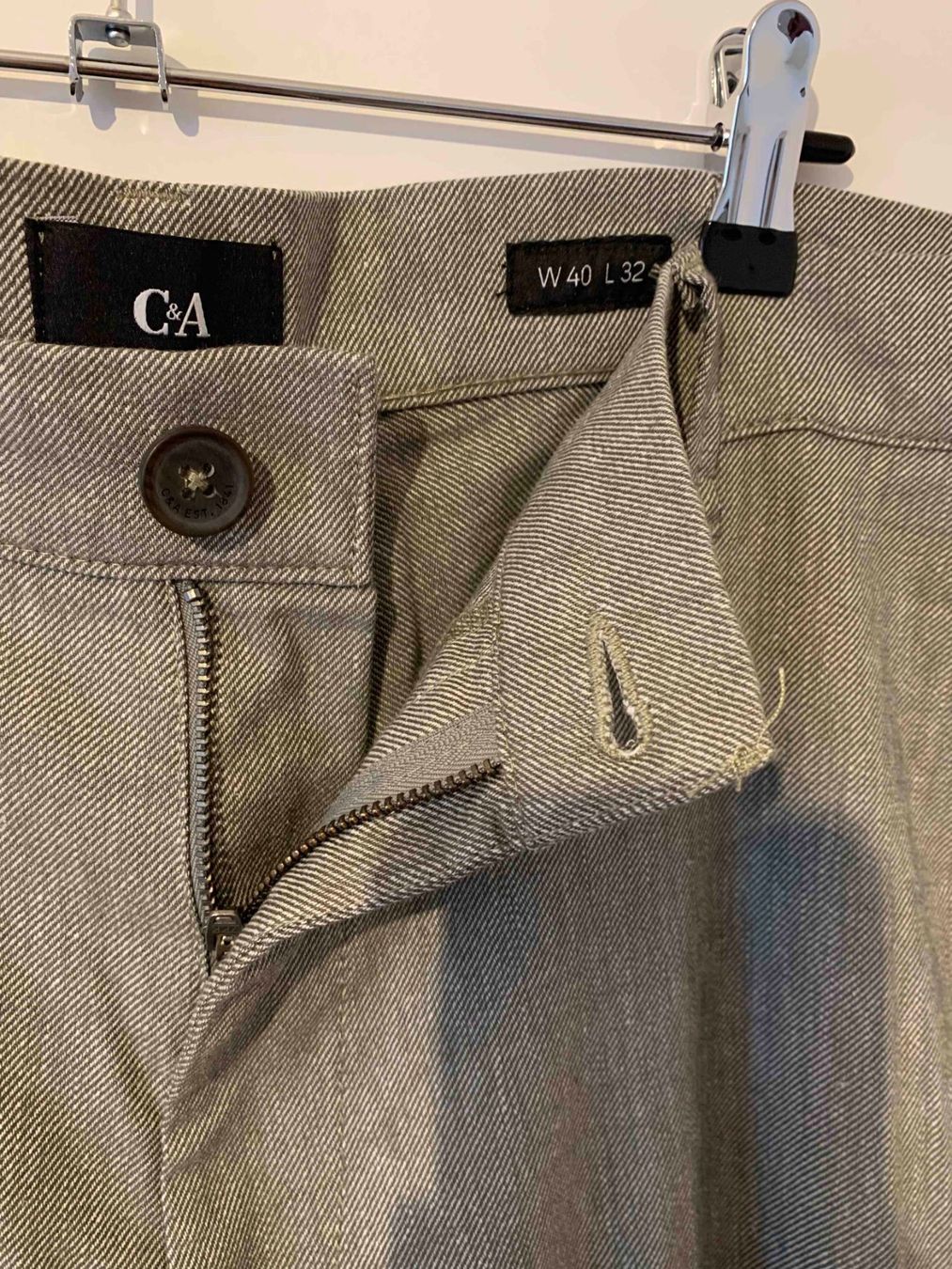 C&A Pantaloni: Herren Hose Grau W40 L32 – Usato da Thalwil venduto da san_685y 1