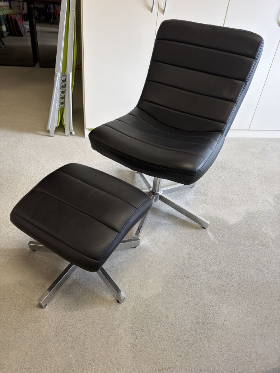 Poltrone: Sessel mit Hocker, modern – Usato da Schöftland venduto da Romast 1