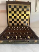 Schachspiel mit Metallfiguren und Koffer