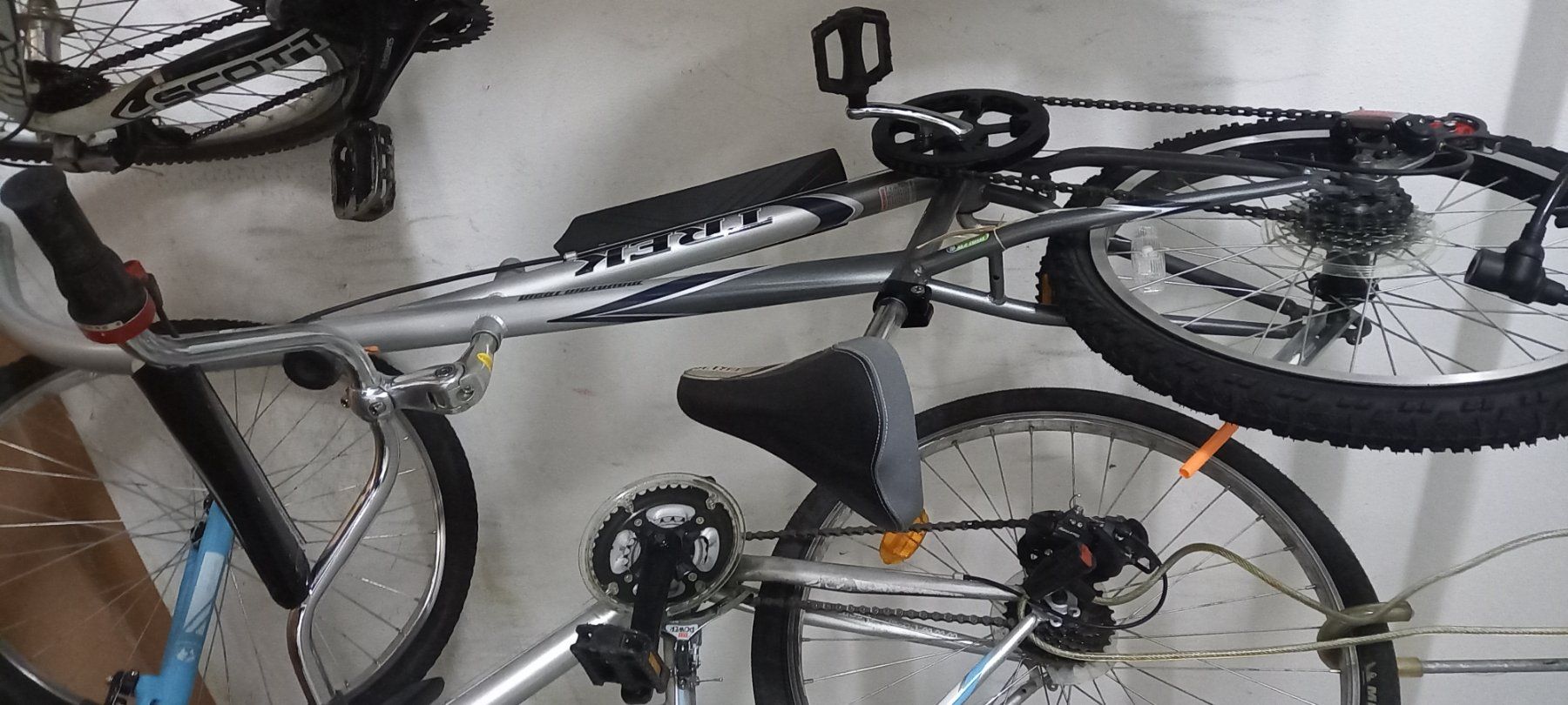 Velos: Vélo remorque pour enfant, se fixe à un vélo adulte – Gebraucht aus Meyrin von mbe_zs9p