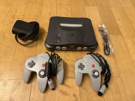 Spielkonsole Nintendo 64 mit zwei Controllern 