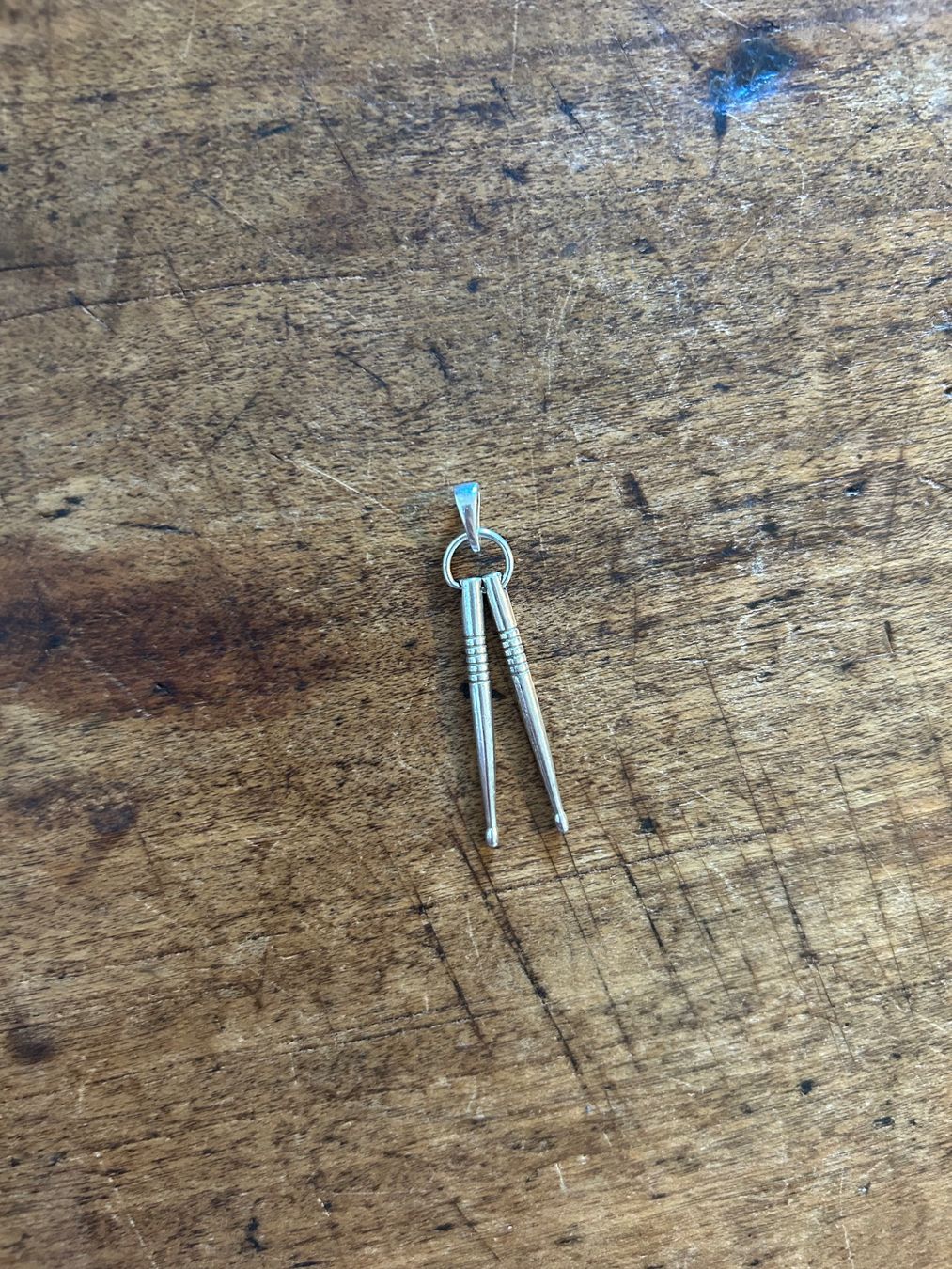Ciondoli: Pendentif baguettes de batterie en argent – Usato da Lausanne venduto da SavaLilie