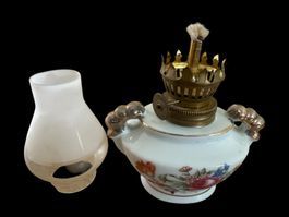 Lampe à huile miniature ancienne en porcelaine peinte.