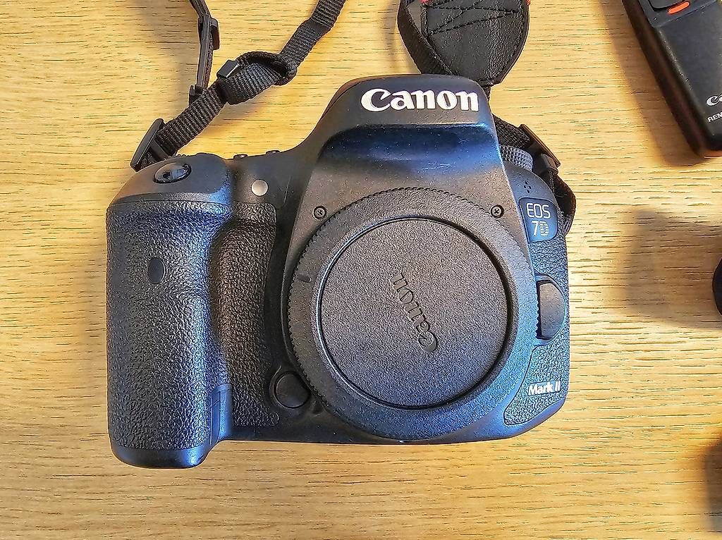 Fotocamera: Canon EOS 7D Mk II Kit (Wenig gebraucht!) – Usato da Ossingen venduto da misterocean 1