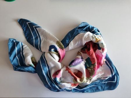 Foulard Dolce & Gabbana motif floral occasion bon état