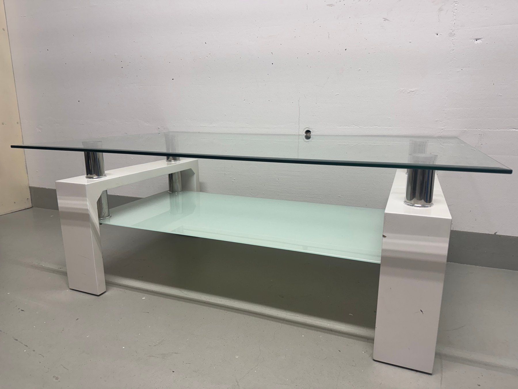 Tables: Glas Couchtisch, weisses Gestell – D'occasion à Illnau par lis_dbl7 2