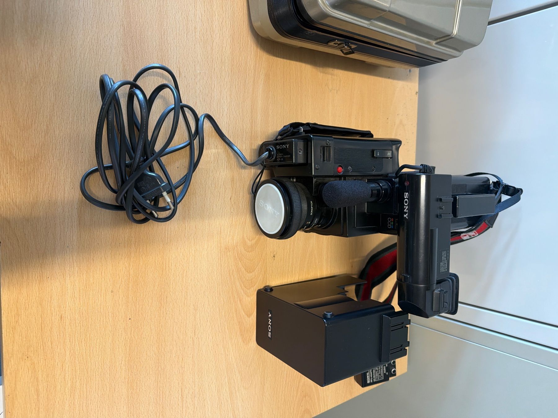 Sony Videocamere: Sony Camcorder CCD-V8AF-E mit Koffer gebraucht – Nuovo (secondo la descrizione) da St. Gallen venduto da ima_h6l9 5