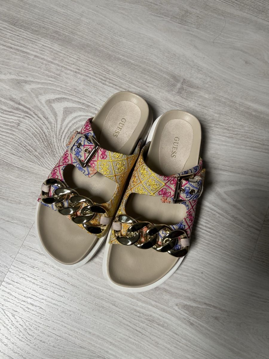 Guess Damenschuhe: Guess Sandale Damen mit Gold Kette – Gebraucht aus Wiesendangen von Jafani 1