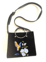 SCHWARZE HANDTASCHE MIT STICKEREI