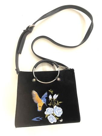 SCHWARZE HANDTASCHE MIT STICKEREI
