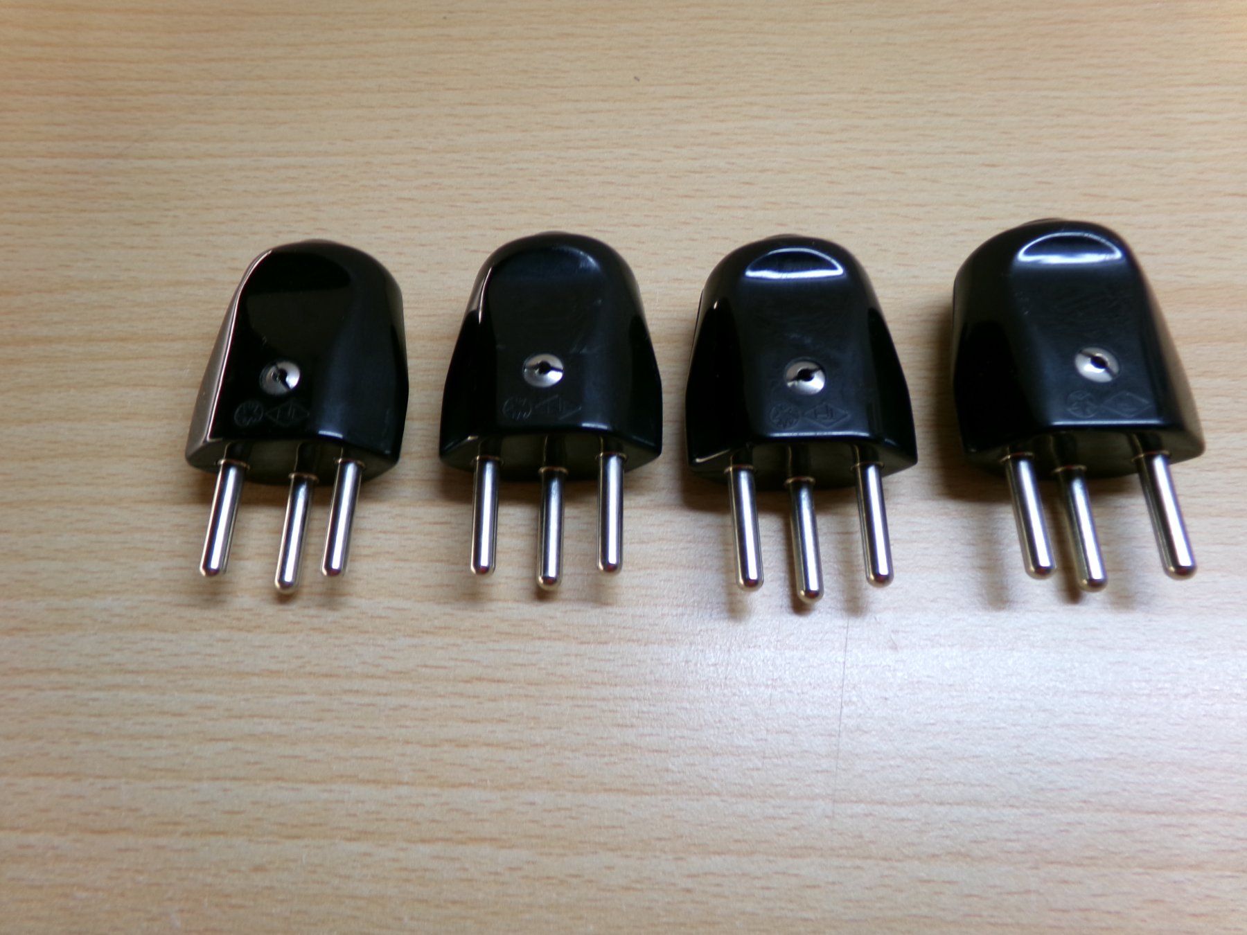 Fiches d'alim.: 4 Stecker Typ12 schwarz – D'occasion à Hombrechtikon par Maloev17