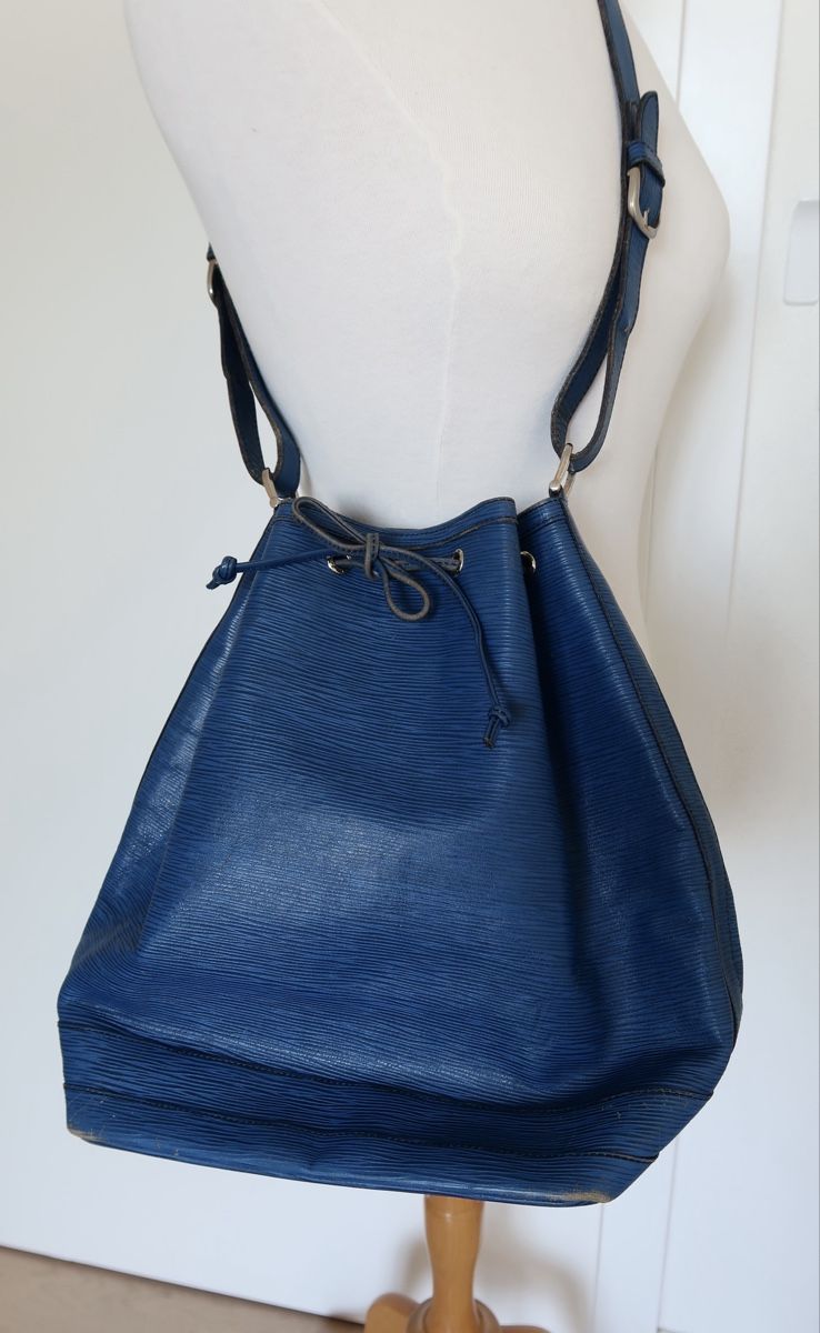 Louis Vuitton Sonstige Kleidung & Accessoires: Sac seau Louis Vuitton Epi bleu – Gebraucht aus Champlan von Cjayretro 1