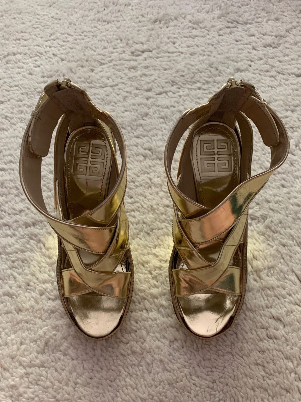 Givenchy Scarpe da donna: Givenchy Sandale Gr. 37 mit Keilabsatz, High Heels gold – Nuovo (secondo la descrizione) da Regensdorf venduto da secondchancefashion 2