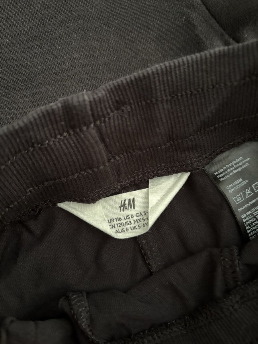 H&M Lotti & Set di vestiti: H&M Kinder Jogginganzug Schwarz, Gr. 110-116 – Nuovo (secondo la descrizione) da Biel-Benken BL venduto da frauvomfluss 1