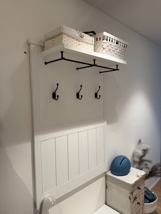 Kleiderablage -Wall-mounted coat rack with a shelf and bench 1